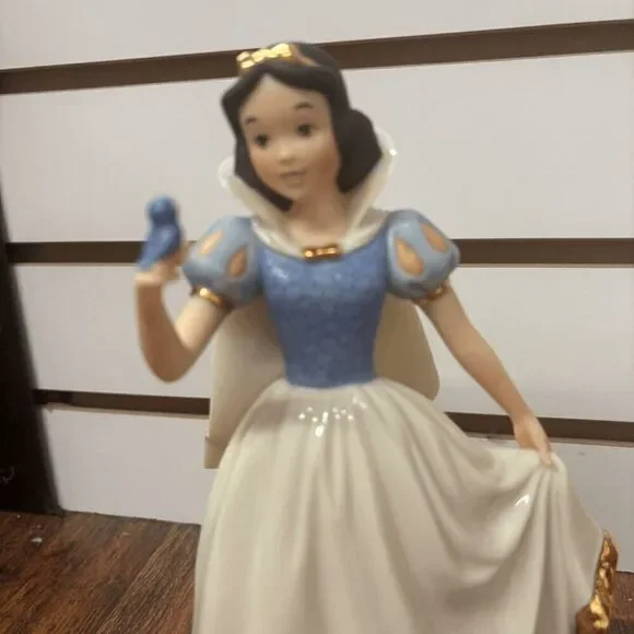 Lenox Disney Showcase Collection Snow White with Bluebird - Picture 4 of 5